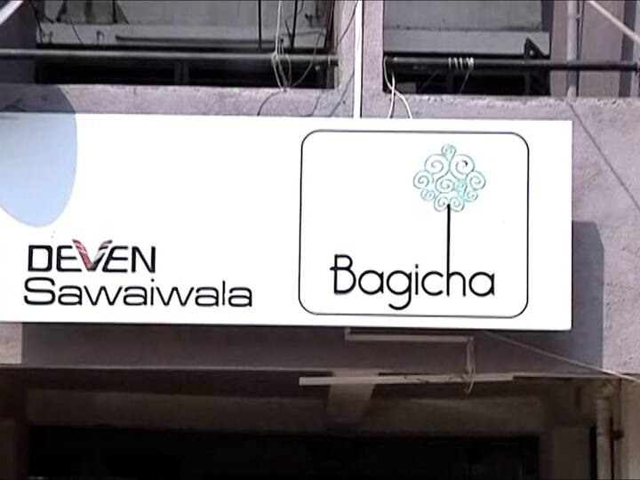 ईडीच्या पथकाने प्रधानमंत्री आवास योजनेसाठी काढण्यात आलेल्या निविदासंबधित बिल्डरांच्या घरावर आणि कार्यालयावर छापेमारी केली आहे.