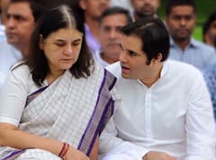 मां मेनका गांधी के बयान के बाद बदले वरुण गांधी, दफ्तर के बाहर दिखे बीजेपी के बड़े नेताओं के पोस्टर