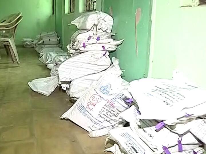 छत्रपती संभाजीनगरच्या बोर्डाच्या कार्यालयात देखील उत्तरपत्रिकांचे गठ्ठे पडून असल्याचे चित्र पाहायला मिळत आहे.
