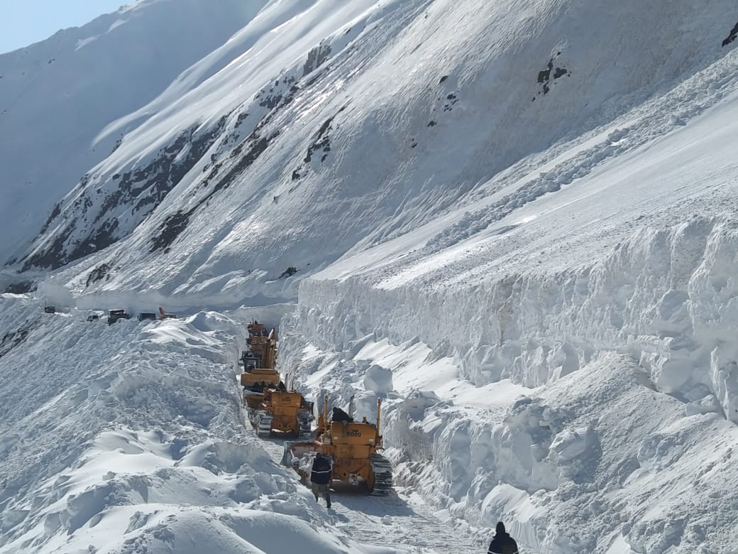 Specialised BRO excavators clear snow on Razdan Pass.
