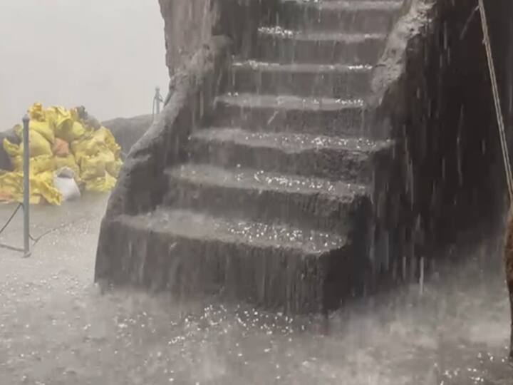 पावसाचा वेग एवढा होता की, लेणी परिसरात पावसाचे पाणी वाहत होते.