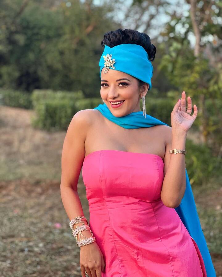 She also added a blue headgear with a broach at its centre. (Image Source: Instagram)