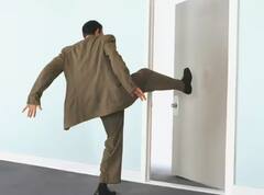 ਗੁੱਸੇ ਵਿੱਚ ਲੋਕ ਦਰਵਾਜ਼ੇ ਕਿਉਂ ਖੜਕਾਉਂਦੇ ਹਨ? ਜਾਣੋ ਜਵਾਬ