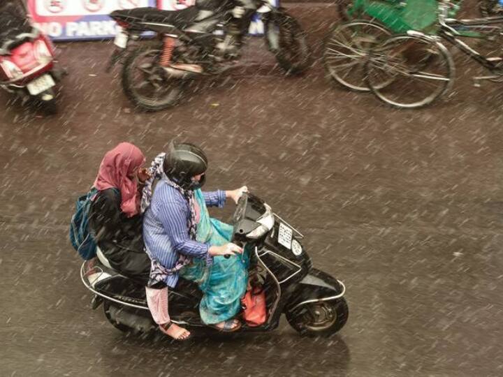 पश्चिम बंगाल, ओडिशा, झारखंड, राजस्थान, हरियाणा में भी हल्की बारिश हुई, जिसके चलते लोगों को गर्मी से थोड़ी राहत मिली है.