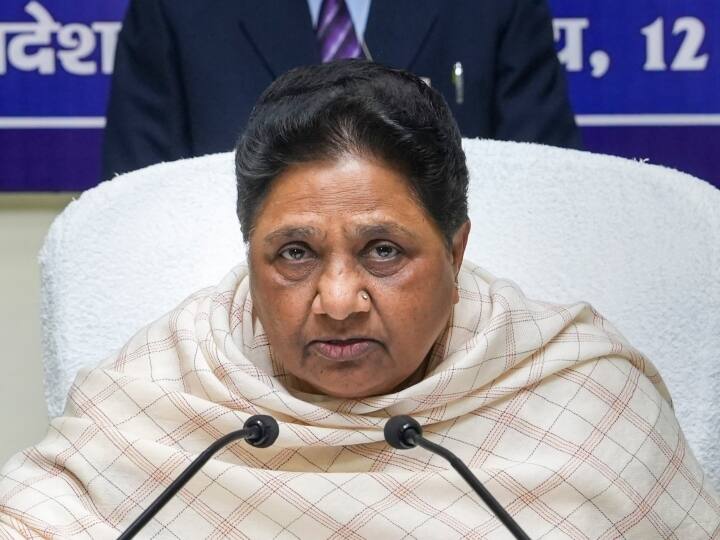 UP Politics: मायावती ने एक बार फिर अपने फैसले से चौंकाया, BSP में किया हैरानी वाला बदलाव BSP President Mayawati Removed Party Spokesperson till media cell is Reconstituted UP Politics: मायावती ने एक बार फिर अपने फैसले से चौंकाया, BSP में किया हैरानी वाला बदलाव