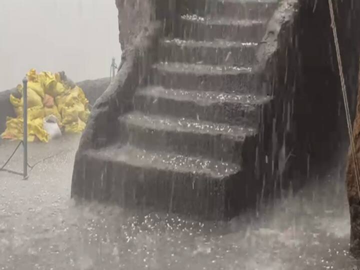 तसेच लिनी परिसरात सर्वत्र गारांचा खच पाहायला मिळाला.