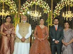 अनुप्रिया पटेल के यहां पहुंचे PM मोदी, CM योगी और विपक्ष के तमाम दिग्गज नेता, बहन पल्लवी पटेल और मां नहीं आईं नजर