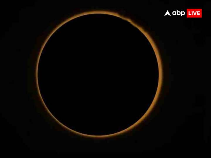 साल पहला सूर्य ग्रहण (solar eclipses) 20 अप्रैल, 2023, गुरुवार को लगेगा. सूर्य ग्रहण सुबह 7:04 बजे शुरू होगा और दोपहर 12:29 बजे तक रहेगा. हालांकि इस सूर्य ग्रहण का असर भारत में दिखाई नहीं देगा.