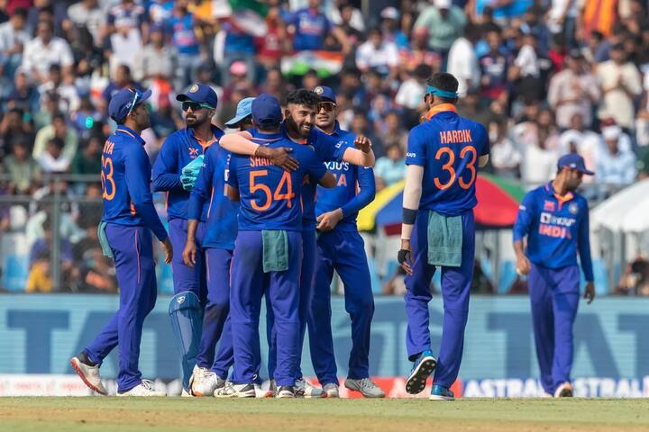 தொடக்கத்தில்லிருதே ஆஸ்திரேலியா அணி ரன்கள் குவிக்க முடியாமால் திணறினார்கள்.