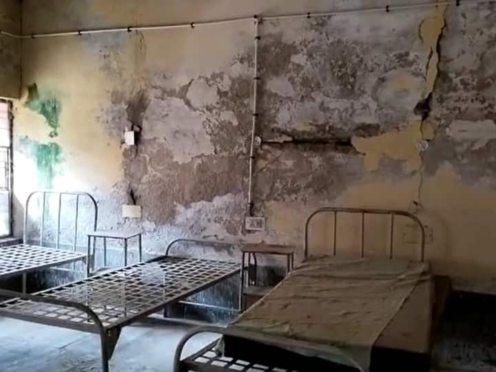 Pratapgarh Bad Condition of Gajrahi Hospital doctors do not come for treatment ANN Pratapgarh News: प्रतापगढ़ में दम तोड़ रहा ये अस्पताल, इलाज के लिए नहीं आते डॉक्टर, स्वास्थ्य सेवा का बुरा हाल