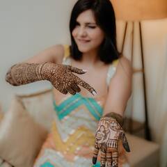 Dalljiet Kaur के हाथों में लगी पिया के नाम की मेहंदी, डिजाइन में छिपा है प्यारा सा मैसेज, देखें तस्वीरें