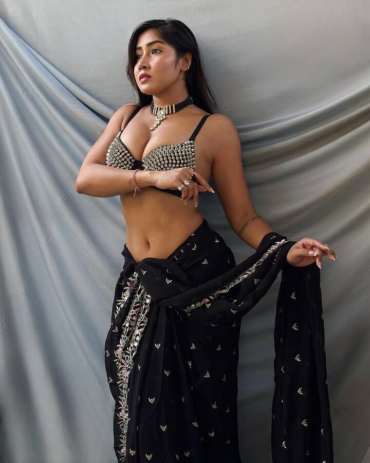 સોશિયલ મીડિયા સેન્સેશન સોફિયા અંસારી તેના બોલ્ડ લુકથી ચાહકોના મન મોહી લે છે.