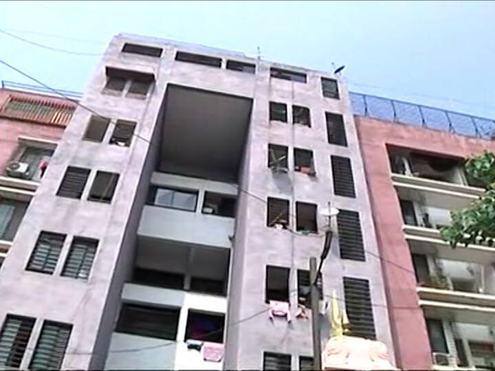 शहरातील नारळीबाग परिसरातील अमर बाफना यांच्या घरावर छापेमारी करण्यात आली आहे.