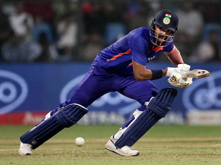 এই ম্যাচে ঈশান কিষাণ খেললেও উইকেটকিপিং করেন রাহুল। তাঁর কথায়, 'উইকেটে বাউন্স থাকলে আমি কিপিং করতে পছন্দ করি। মন্থর গতির পিচে উইকেটকিপিং করা কঠিন। বিশেষ করে শারীরিকভাবে। বল নড়াচড়া করছিল। সব মিলিয়ে ব্যাটিং উপভোগ করেছি।'