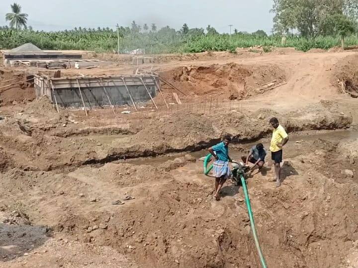 Karur Krishnarayapuram bridge is being constructed in a substandard manner TNN கரூர்: தரமற்ற முறையில் கட்டப்படும் கிருஷ்ணராயபுரம் பாலம் - சமூக ஆர்வலர்கள்  குற்றச்சாட்டு