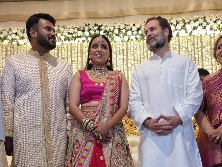 स्वरा के रिसेप्शन में कांग्रेस नेता राहुल गांधी, दिल्ली के मुख्यमंत्री अरविंद केजरीवाल, शशि थरूर और जया बच्चन समेत कई राजनेता मौजूद रहे.