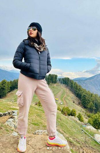 ਸਾਰਾ ਅਲੀ ਖਾਨ ਬਾਲੀਵੁੱਡ ਦੀਆਂ ਉਨ੍ਹਾਂ ਕੁਝ ਅਭਿਨੇਤਰੀਆਂ 'ਚੋਂ ਇੱਕ ਹੈ, ਜਿਨ੍ਹਾਂ ਨੂੰ ਘੁੰਮਣ-ਫਿਰਨ ਦਾ ਬਹੁਤ ਸ਼ੌਕ ਹੈ।