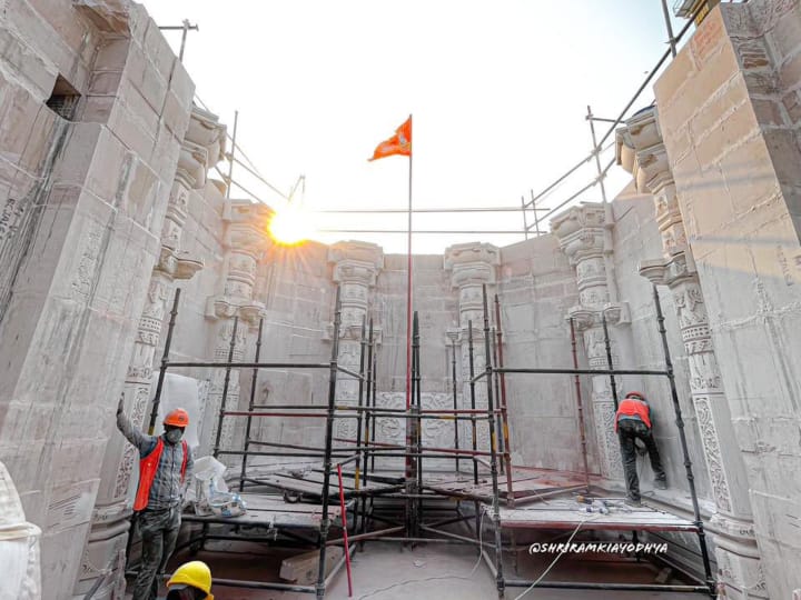 श्रीराम जन्मभूमि तीर्थ क्षेत्र के महासचिव चंपत राय ने शुक्रवार को राम मंदिर के गर्भगृह की पहली तस्वीर शेयर की. तस्वीर शेयर होते ही सोशल मीडिया पर वायरल हो गई.