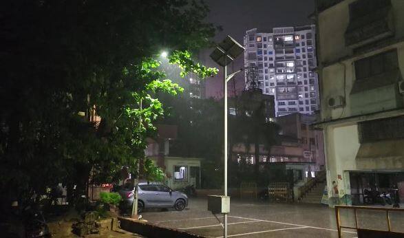 हवामान विभागानं (Meteorological Department) दिलेल्या अंदाजानुसार राज्याच्या विविध भागात अवकाळी पावसानं (Unseasonal rain) जोरदार हजेरी लावली आहे.