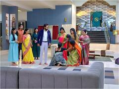 Brahmamudi March 17th: అపర్ణ కాళ్ళ మీద పడిన కనకం- హోరాహోరీగా పోట్లాడుకున్న రాజ్, కావ్య