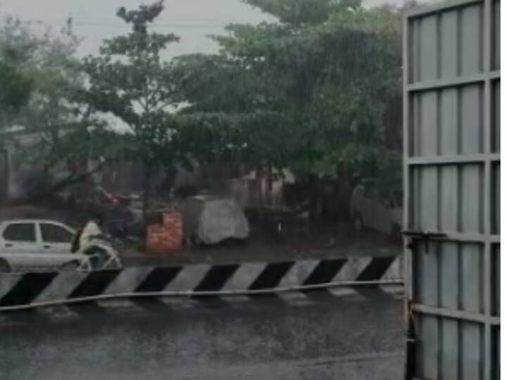 The light to moderate rain at a few places with isolated thunderstorm & Lightning is likely to occur over Tamilnadu, Puducherry and Karaikal area for next four days