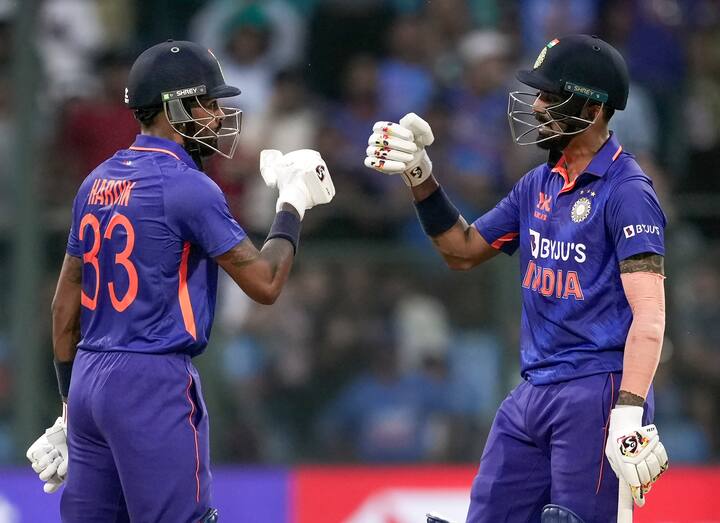 রাহুল আরও বলেছেন, 'বাঁহাতি ব্যাটার ক্রিজে আসামাত্র কয়েকটা আলগা বল পেয়ে যাই। সেরা বোলাররাও এটা করে থাকে। বাঁহাতি ব্যাটার নামতেই আমাদের সুবিধা হয়। জাড্ডু দারুণ ব্যাটিং করেছে। দুই উইকেটের মধ্যে দারুণ দৌড়য় ও। দারুণ ছন্দে রয়েছে ও আর জানে এই পরিস্থিতিতে কী করতে হয়। ম্যাচের শুরুতে মনে হয়নি পিচ বোলারদের এতটা সাহায্য করবে। তবে শামি দ্বিতীয় স্পেলে ফিরেই চমৎকার করে। ম্যাচ জিততে চাইলে সব দলকেই মাঝের ওভারগুলোয় উইকেট তুলতে হবে।'