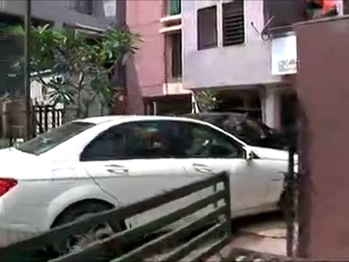 तसेच एका रुग्णालयात देखील छापे टाकून, ईडीच्या अधिकाऱ्यांकडून चौकशी केली जात आहे.