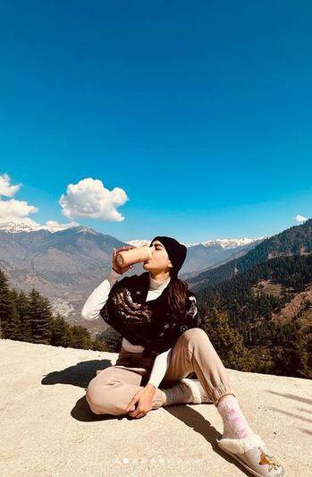 ਅਭਿਨੇਤਰੀ ਸਾਰਾ ਅਲੀ ਖਾਨ ਦੇ ਇੰਸਟਾਗ੍ਰਾਮ ਪ੍ਰੋਫਾਈਲ 'ਤੇ ਨਜ਼ਰ ਮਾਰੀਏ ਤਾਂ ਇਹ ਸਾਫ ਹੈ ਕਿ ਉਸ ਨੂੰ ਪਹਾੜਾਂ ਦੀਆਂ ਘਾਟੀਆਂ ਵਿੱਚ ਘੁੰਮਣਾ ਪਸੰਦ ਹੈ।