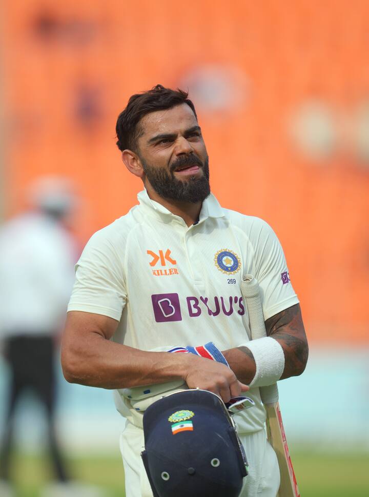 साल 2020 में भारतीय टीम को जब न्यूजीलैंड के दौरे पर 2 मैचों की टेस्ट सीरीज में करारी मात मिली थी, उसके बाद दूसरे मैच की पत्रकार वार्ता के दौरान कोहली से मैदान पर उनके व्यवहार को लेकर सवाल पूछा गया जिसमें उन्होंने केन विलियमसन को गुस्से में पवेलियन की तरफ जाने का इशारा किया था. इसपर कोहली ने जवाब देते हुए कहा कि आपको क्या लगता है? आपको जब पूरी घटना की जानकारी हो उसी के बाद आप यहां आकर सवाल पूछे.