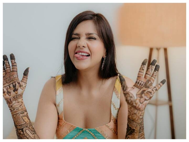 Actor Dalljiet Kaur is all set to tie the knot with beau Nikhil Patel. The wedding celebrations kickstarted with the mehendi ceremony.