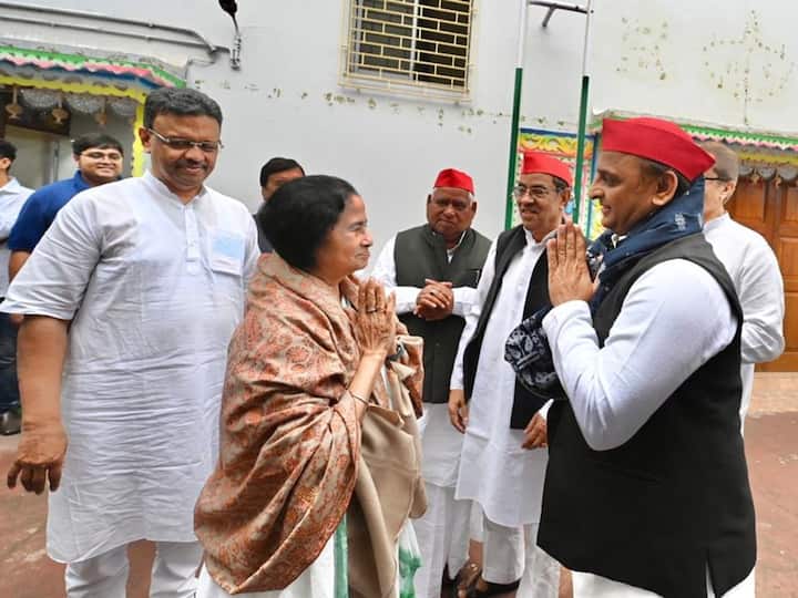Mamata Banerjee Meets Akhilesh Yadav To Call On Odisha CM Naveen Patnaik Next Week To Discuss 2024 Lok Sabha Election Mamata Meets Akhilesh Yadav, Both Agree To Maintain Distance From Congress Ahead Of 2024 Polls