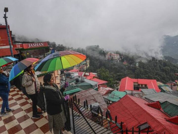 दिल्ली-एनसीआर में आज (17 मार्च) को अधिकतम तापमान 30 डिग्री सेल्सियस और न्यूनतम तापमान 18 डिग्री सेल्सियस रहने का अनुमान है.