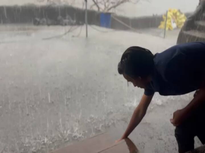 अनेक पर्यटकांनी गारा उचलत जमा करून पावसाचा आनंद घेतला.