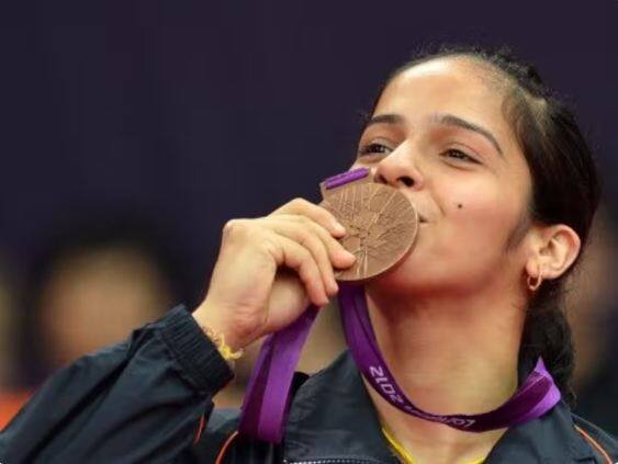 Happy Birthday Saina Nehwal: ਭਾਰਤ ਦੀ ਸਟਾਰ ਮਹਿਲਾ ਬੈਡਮਿੰਟਨ ਖਿਡਾਰਨ ਸਾਇਨਾ ਨੇਹਵਾਲ ਅੱਜ ਆਪਣਾ 33ਵਾਂ ਜਨਮਦਿਨ ਮਨਾ ਰਹੀ ਹੈ। ਸਾਇਨਾ ਬੈਡਮਿੰਟਨ ਵਿੱਚ ਪਹਿਲਾ ਤਮਗਾ ਜਿੱਤਣ ਵਾਲੀ ਭਾਰਤ ਦੀ ਪਹਿਲੀ ਖਿਡਾਰਨ ਹੈ।