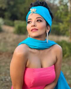 Monalisa Poses In A Retro Look. See Pics