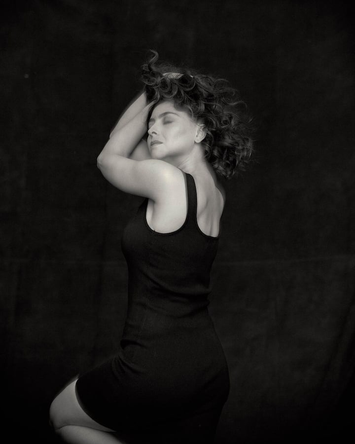 अभिनेत्री सोनाली कुलकर्णी ही सोशल मीडियावर तिच्या वेगवेगळ्या लूकमधील फोटो शेअर करत असते.