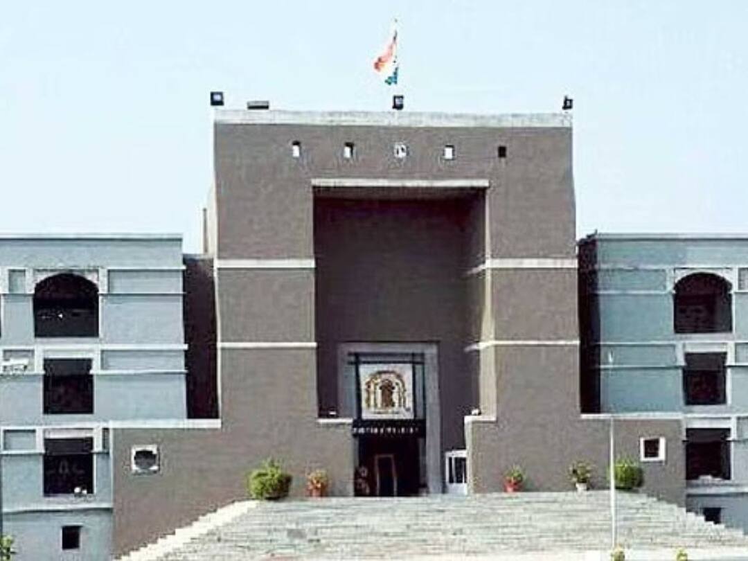 Gujarat News Man Seeks Girlfriend's Custody From Her Husband HC Fined Him Rs 5,000 నా గర్ల్‌ఫ్రెండ్‌ని కస్టడీలోకి తీసుకోండి, పర్మిషన్ లేకుండా పెళ్లి చేసుకుంది - ఓ యువకుడి వింత పిటిషన్