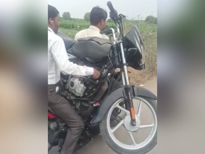 दरम्यान रस्त्यावर चक्क दुचाकीवरच दुसरे वाहन घेऊन जाताना अनोखा प्रकार दिसून आल्याने अनेकांनी आपल्या मोबाईलमध्ये दुचाकी घेऊन जाताना चित्रीकरण केले.