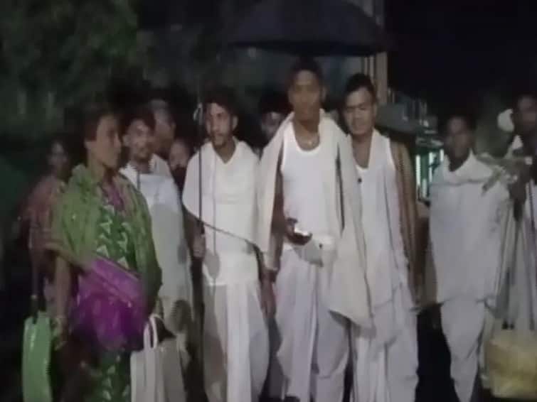 Groom Walks All Night To Reach Bride Home Due To Drivers Strike In Odisha ஓட்டுநர்கள் வேலைநிறுத்தம்.. ஒரு நாள் இரவு முழுவதும் நடந்துசென்று திருமணம் செய்துகொண்ட மணமகன்..