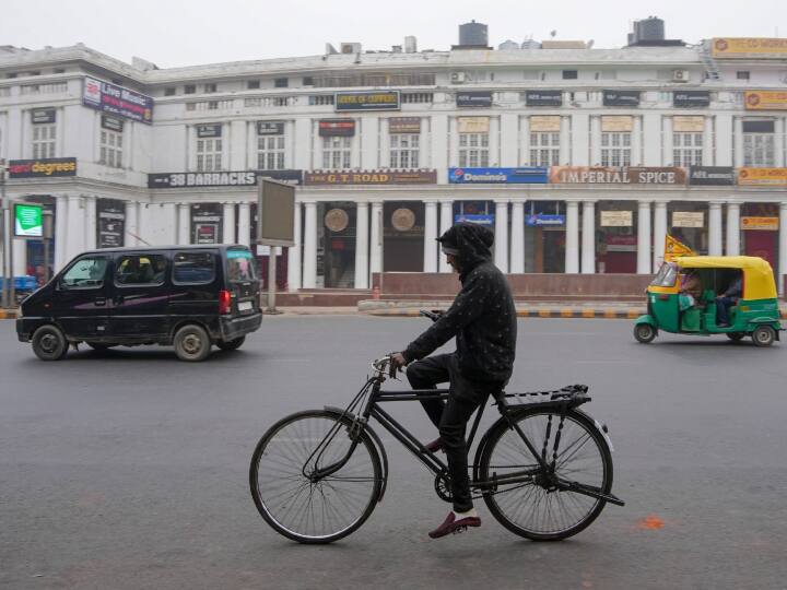 Weather Update Today 17 March Delhi IMD Forecast South West and East Delhi Ka mausam  Delhi Weather Today: दिल्ली में मौसम ने ली करवट, गरज के साथ हो सकती है बारिश, इन इलाकों के लिए जारी हुआ अलर्ट