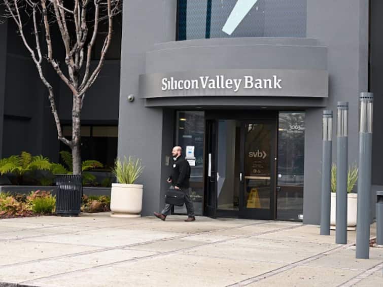 Silicon Valley Bank Officially Files For Bankruptcy know complete details Silicon Valley Bank : अखेर सिलिकॉन व्हॅली बँकेकडून दिवाळखोर जाहीर करण्यासाठी अर्ज दाखल