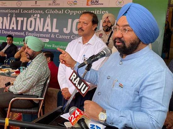 The matter of sending back Punjabi students from Canada will be taken up with the Ministry of External Affairs tomorrow ਕੈਨੇਡਾ ਤੋਂ ਪੰਜਾਬੀ ਵਿਦਿਆਰਥੀਆਂ ਨੂੰ ਵਾਪਸ ਭੇਜਣ ਦਾ ਮਾਮਲਾ ਭਲਕੇ ਵਿਦੇਸ਼ ਮੰਤਰਾਲੇ ਕੋਲ ਉਠਾਇਆ ਜਾਵੇਗਾ: ਵਿਕਰਮਜੀਤ ਸਾਹਨੀ