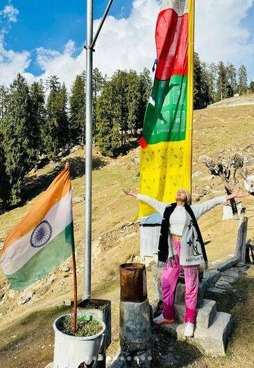 ਅਦਾਕਾਰਾ ਸਾਰਾ ਅਲੀ ਖਾਨ ਇਨ੍ਹੀਂ ਦਿਨੀਂ ਆਪਣੀ ਮਾਂ ਨਾਲ ਛੁੱਟੀਆਂ ਮਨਾਉਣ ਲਈ ਮਨਾਲੀ ਪਹੁੰਚੀ ਹੋਈ ਹੈ।