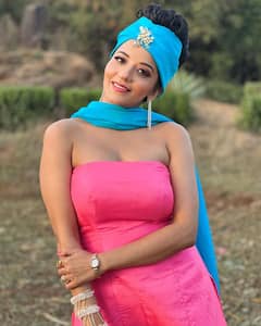 Monalisa Poses In A Retro Look. See Pics