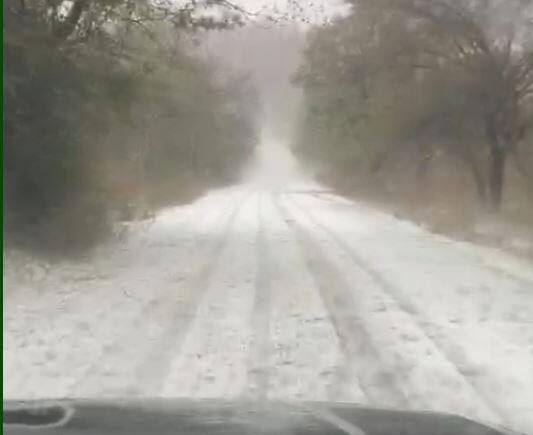 An atmosphere like Kashmir was seen in Aravalli Gujarat Rain Update: અરવલ્લીમાં જોવા મળ્યો કાશ્મીર જેવો માહોલ, રસ્તા પર કરાની ચાદર પથરાઈ