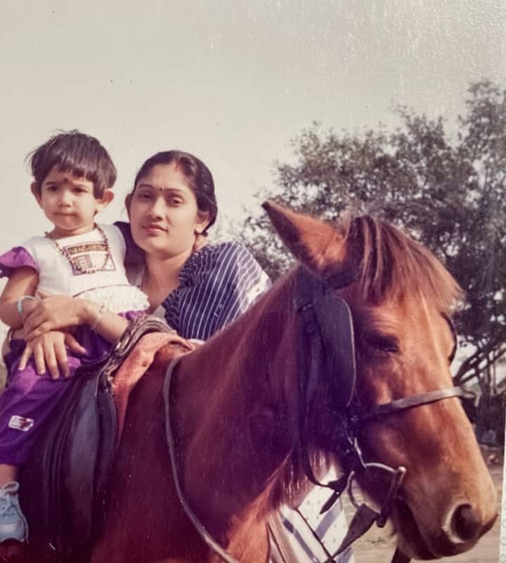 মোট চারটি ছবি শেয়ার করেছেন অভিনেত্রী, একটি দেখা যাচ্ছে মায়ের পাশে বসে রয়েছে ছোট্ট তৃণা। একটি মায়ের কোলে বলে খেলা করতে দেখা যাচ্ছে অভিনেত্রী। আবার একটি ছবিতে মায়ের সঙ্গে ঘোড়ার পিঠে উঠেছেন বাংলার এই দাপুটে নায়িকা।