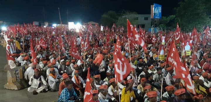 जोपर्यंत आमच्या मागण्या लेखी स्वरुपात मान्य केल्या जात नाहीत, तोपर्यंत आम्ही मुंबईच्या दिशेने जाणार असल्याची भूमिका किसान सभेच्या (Kisan Sabha) वतीनं घेण्यात आली आहे.