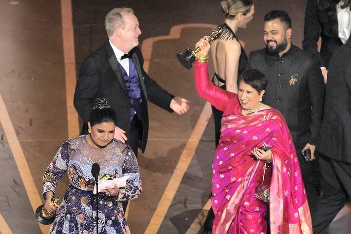 দ্য এলিফ্যান্ট হুইস্পারার্স- নেটফ্লিক্সে মুক্তি পাওয়া এই ডক্যুমেন্টরি শর্টফিল্মটিতে একটি হাতির শাবকের কাহিনি দেখানো হয়েছে।