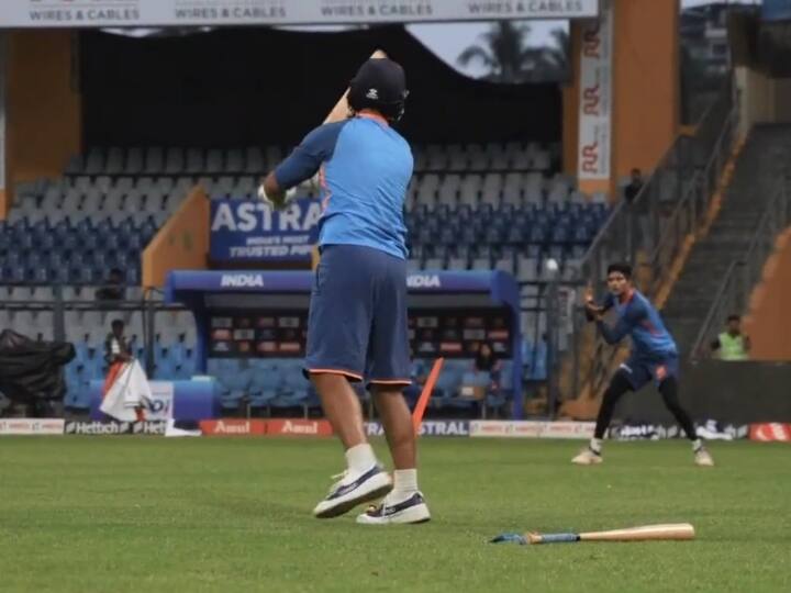 ind vs aus Head coach Rahul Dravid picked up bat to give catch training to Shubman Gill watch video IND vs AUS: शुभमन गिल को कैच की ट्रेनिंग देने के लिए हेड कोच राहुल द्रविड़ ने उठाया बल्ला, देखें VIDEO
