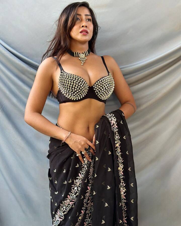 સોફિયા અંસારીની આ તસવીરો પર લોકો ઘણી કોમેન્ટ કરી રહ્યા છે અને પોતાની પ્રતિક્રિયા આપી રહ્યા છે.